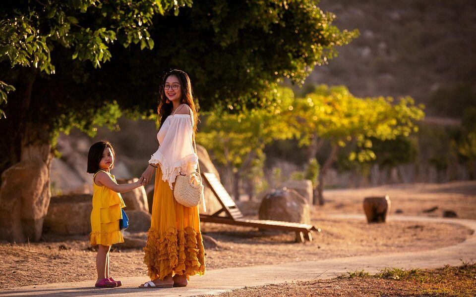 Mother of the Bride Dress Etiquette: 2024 Trends & Expert Style Guide